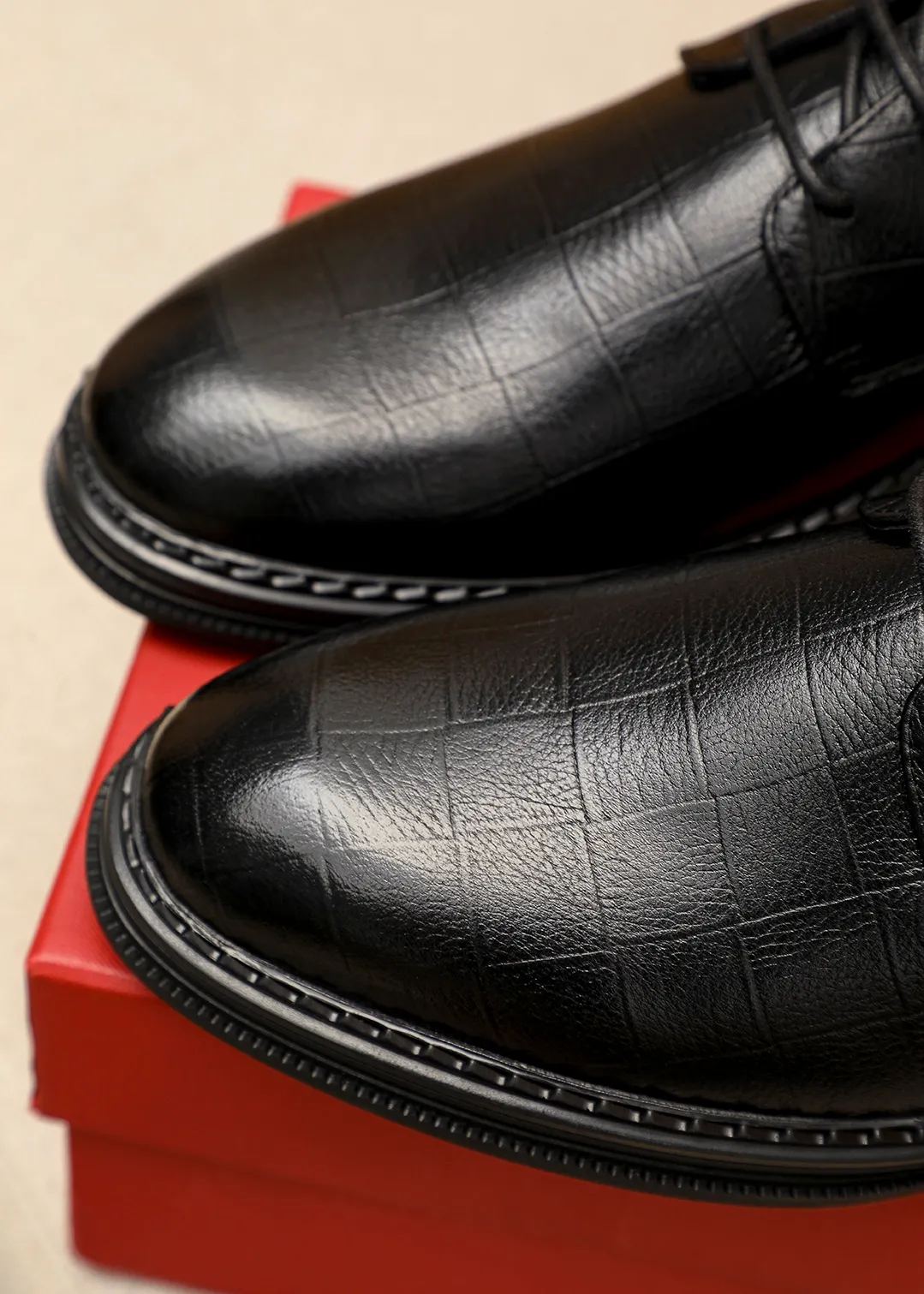 Men's shoes 💰462 💐 Product trademark: Ferragamo "Ferragamo" business leather shoes Regular size: 38-44 (45.46🉑️customized) Product materials: Selected imported first-layer calfskin embossed upper + luxury hardware buckle, imported water-dyed cow leather lining. Strong three-dimensional visual effect, rubber outsole Color: 1⃣️color optional